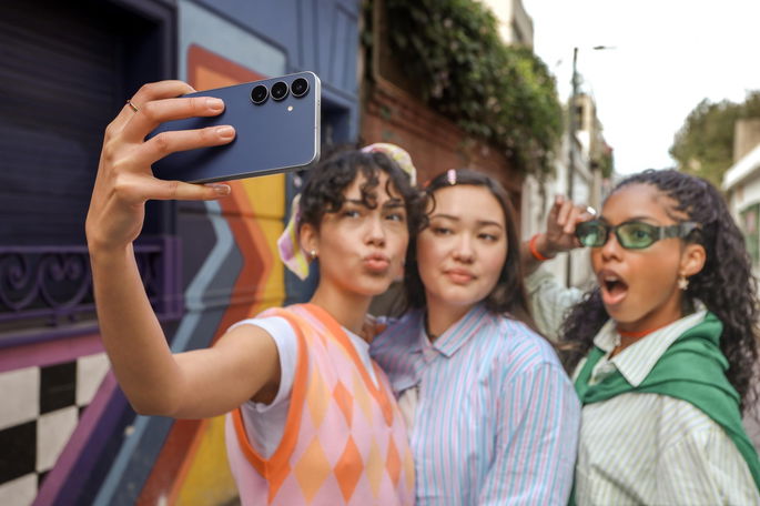 Samsung Galaxy S25 FE a captar uma selfie