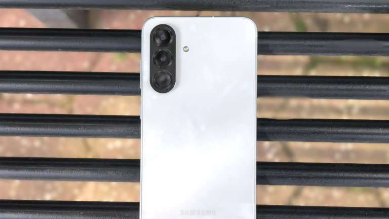 2 telemóveis (muito bons) que não passam dos 400€ e têm o mais importante