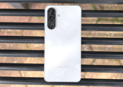 2 telemóveis (muito bons) que não passam dos 400€ e têm o mais importante