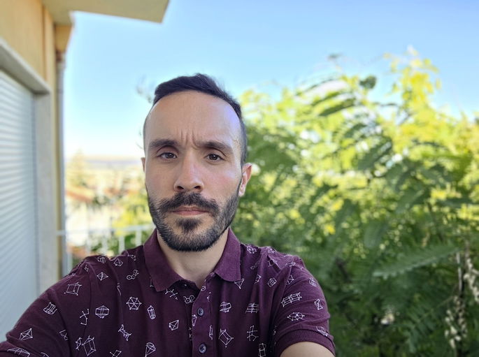 Selfie com a câmara do ecrã exterior