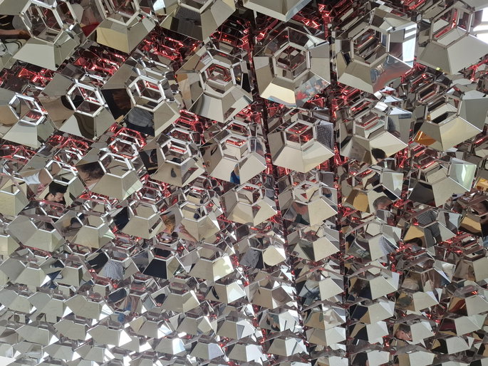 Foto de uma instala&ccedil;&atilde;o art&iacute;stica num teto