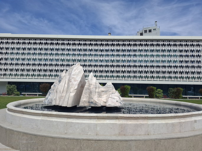 Foto de um ed&iacute;ficio e uma fonte