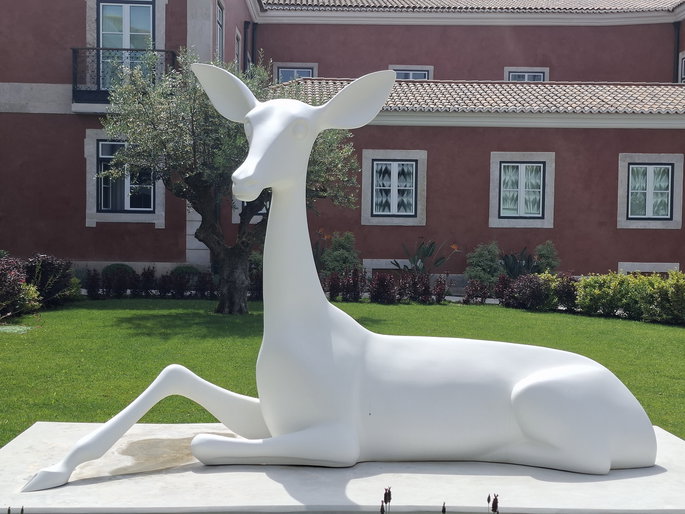 Foto de uma est&aacute;tua de veado