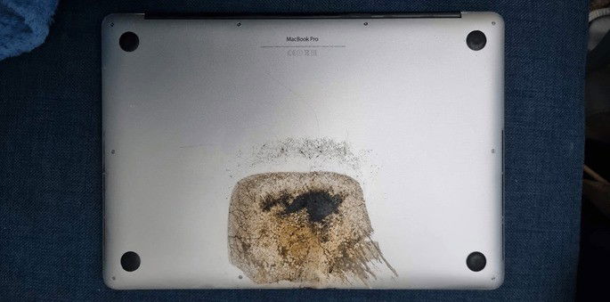 Fotografia do MacBook Pro que pegou fogo. Crédito: Reddit