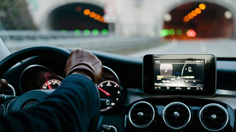 3 gadgets que vão transformar o teu carro antigo num modelo moderno
