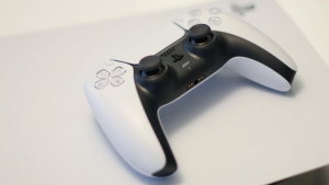 4 jogos excelentes de PS5 que estão ao preço da chuva: por pouco tempo