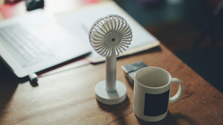 5 gadgets abaixo de 50 € para manter a casa (e a ti) frescos este verão