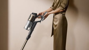 A Dreame lançou um aspirador flexível que te poupa as costas e lava o chão