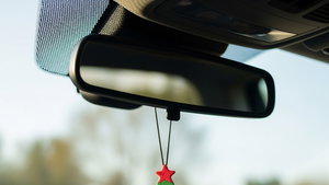 A função do retrovisor que a maioria dos condutores portugueses nunca usou