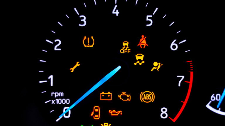 A luz do painel que os portugueses mais ignoram e que pode destruir o motor