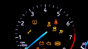 A luz do painel que os portugueses mais ignoram e que pode destruir o motor