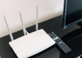 A maioria das pessoas coloca o router neste sítio e está a prejudicar o Wi-Fi sem saber