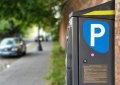 A partir de 2027, o teu carro vai pagar o estacionamento sozinho