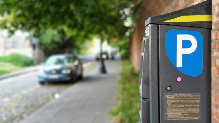 A partir de 2027, o teu carro vai pagar o estacionamento sozinho