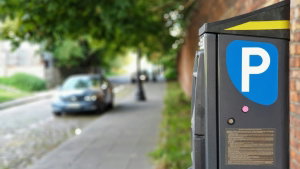 A partir de 2027, o teu carro vai pagar o estacionamento sozinho