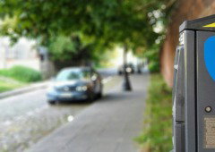 A partir de 2027, o teu carro vai pagar o estacionamento sozinho