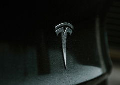 A primeira imagem e os detalhes do Tesla mais barato de sempre