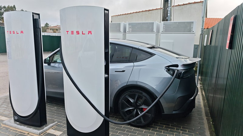 Tesla lança em Portugal uma grande novidade para carregar os carros elétricos