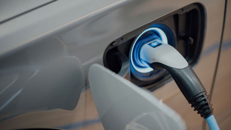 Acabou a borla: EMEL quer cobrar estacionamento aos carros elétricos em Lisboa