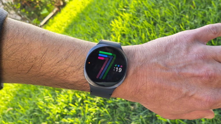 Adeus, carregadores! Nova tecnologia usa o calor do teu corpo para carregar smartwatch
