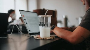 Água ou café no computador? Estas práticas podem salvar a tua máquina do desastre completo