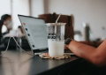 Água ou café no computador? Estas práticas podem salvar a tua máquina do desastre completo