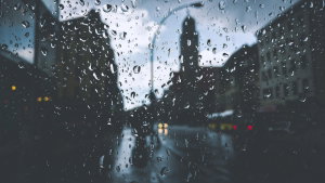 Airbnb lança seguro que paga aos turistas quando chove nas férias. Portugueses ficam de fora