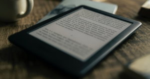 Amazon Kindle: e-reader está com desconto apetecível por tempo limitado