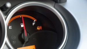 Andar na reserva estraga o carro? A verdade é esta