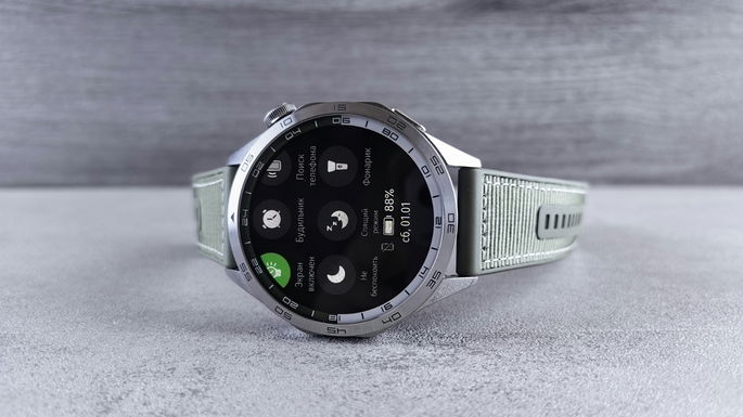 Android smartwatch com pulseira branca