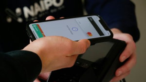 Apple Pay vs. Google Wallet vs. MB WAY: Qual a melhor forma de pagar com o telemóvel?