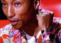 Pharrell Williams surge em programa de Tv com Apple Watch