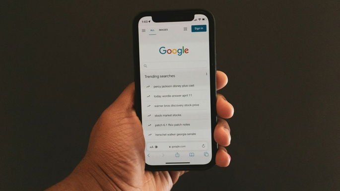imagem de um smartphone com Google no ecrã