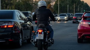 As motas podem passar entre os carros? O que diz a lei sobre esta manobra