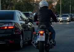 As motas podem passar entre os carros? O que diz a lei sobre esta manobra
