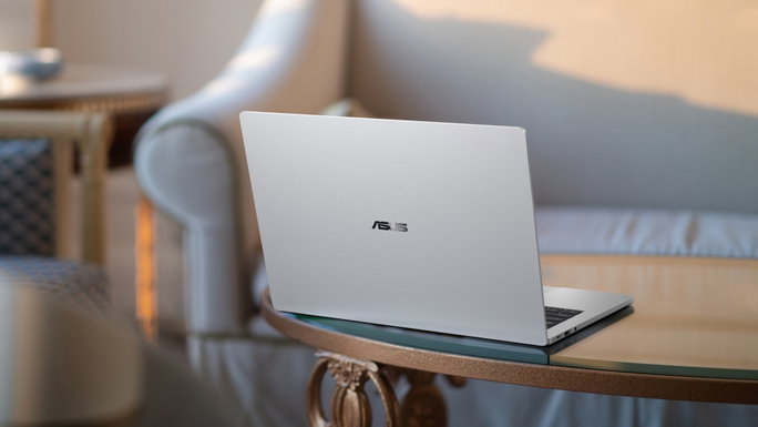 ASUS lan&ccedil;a em Portugal um s&eacute;rio rival do MacBook Air M5 com ecr&atilde; OLED 3K