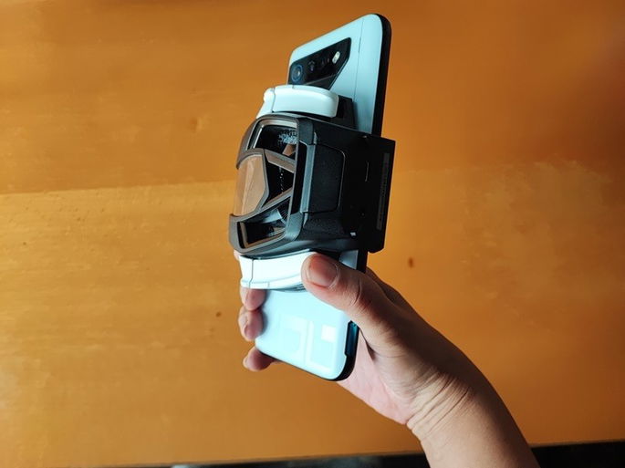 imagem do Asus ROG Phone 7 Ultimate com ventilador