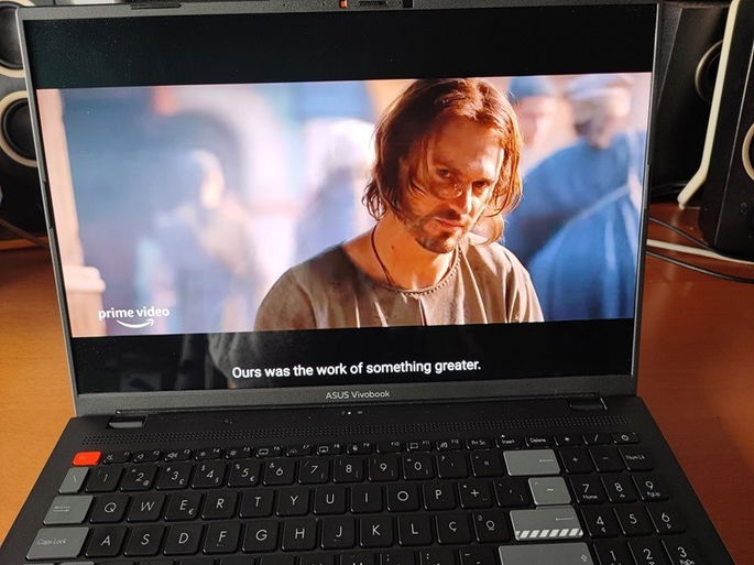 imagem de uma série televisiva no ecrã do Asus Vivobook