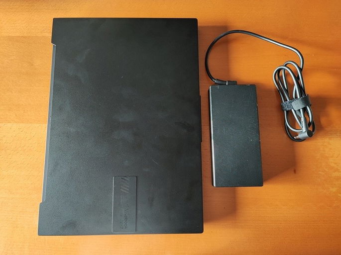 imagem do portátil Asus Vivobook com o carregador