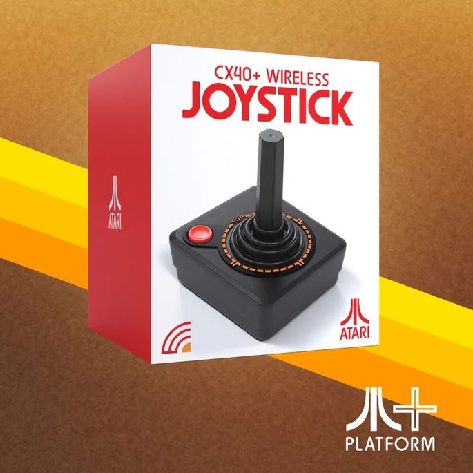 O joystick sem fios CX40+, vendido em separado, é um dos acessórios que recuperam o design clássico das consolas Atari dos anos 80 do século passado.