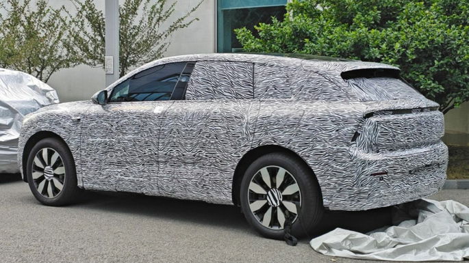 SUV elétrico da AUDI e SAIC camuflado em teste de rua