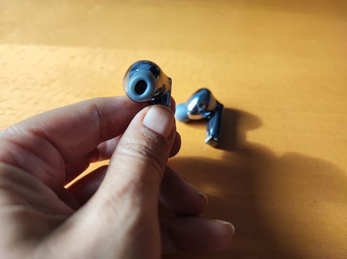 imagem do auricular na mão