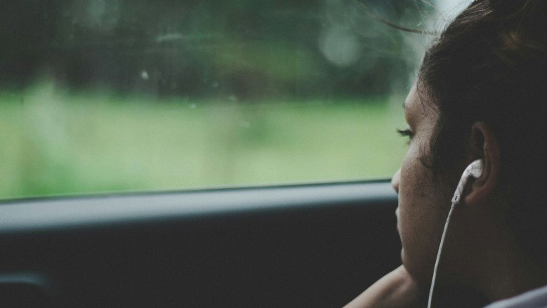 O erro que muitos cometem com fones ao volante dá multa