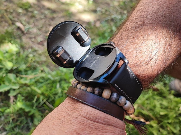 imagem dos auriculares presos no Huawei Watch Buds