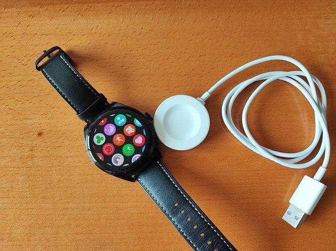 imagem do Huawei Watch Buds com a base de carregamento