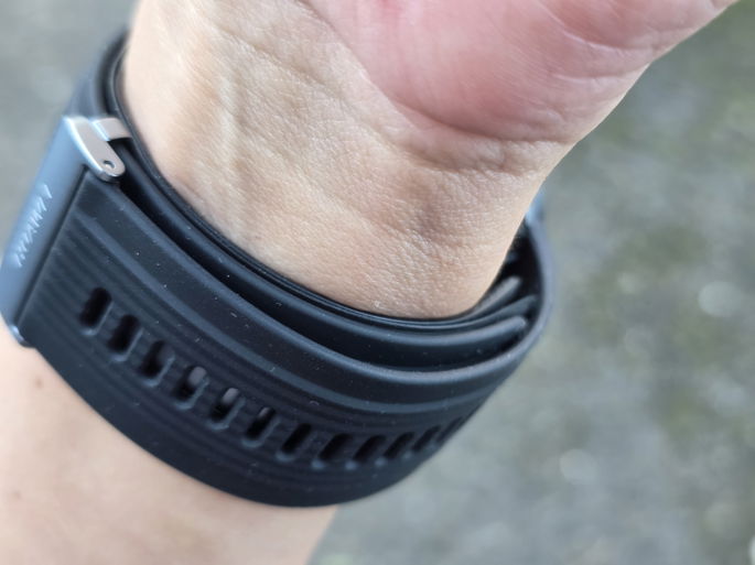 Huawei Watch D2 no braço