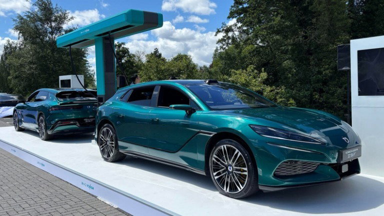 BYD desafia Tesla com carregadores Flash e preços mais baixos na Europa