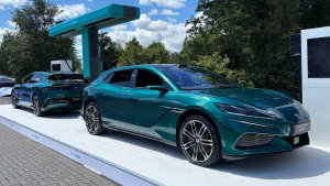 BYD desafia Tesla com carregadores Flash e preços mais baixos na Europa