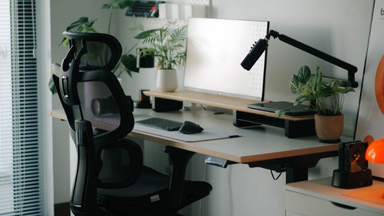 Cadeira Gaming VS de escritório: O erro que está a dar cabo das tuas costas e da tua carteira