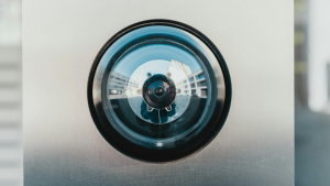 Câmaras de vigilância sem mensalidades: como proteger a casa sem pagar subscrições